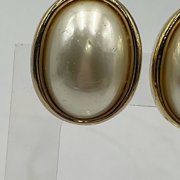 Christian Dior Vintage Gold Tone Oval Clip On Earrings Faux Pearl Cabochon - Picture 4 of 16